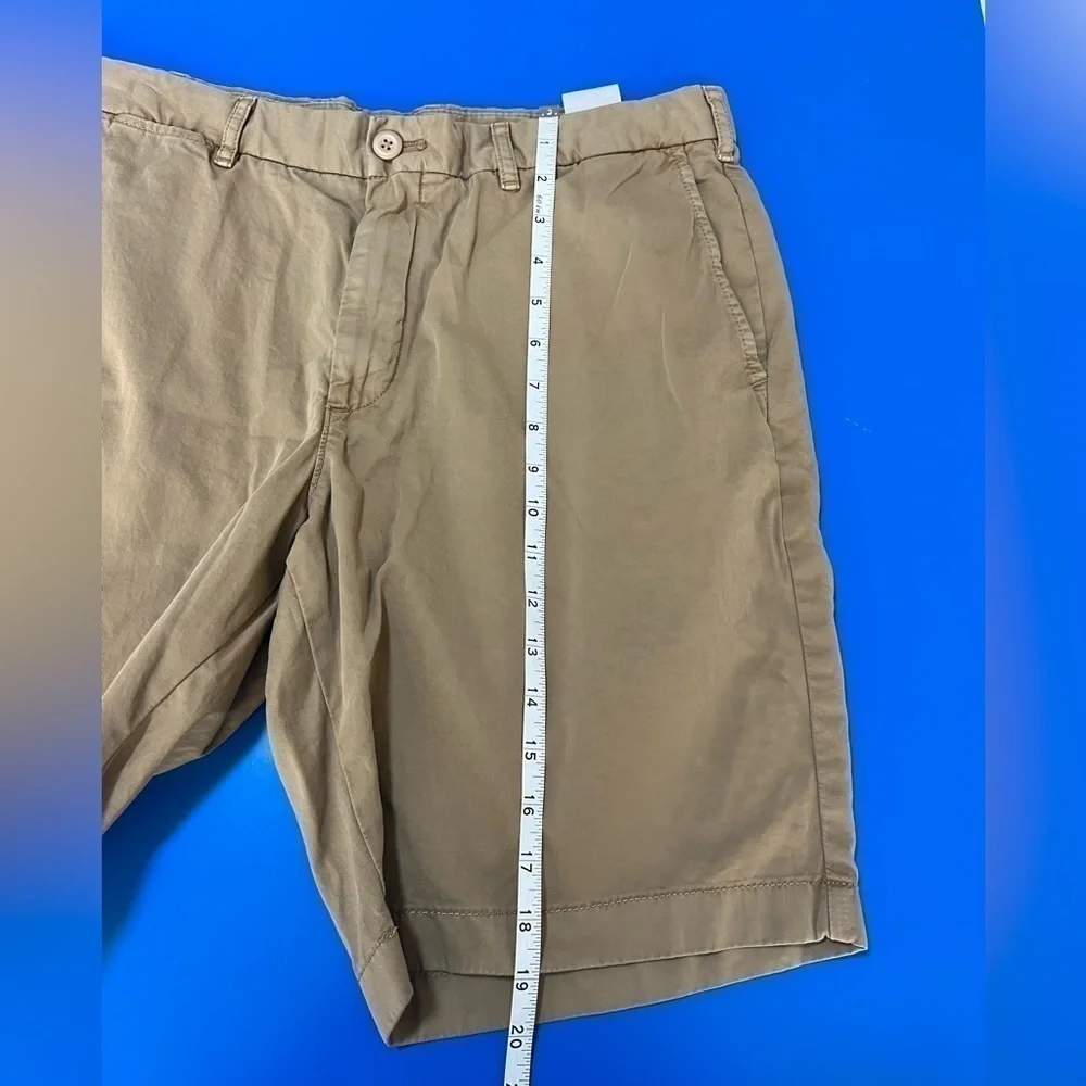 Uniqlo Men’s Khaki Short. Size Large. Excellent Condition